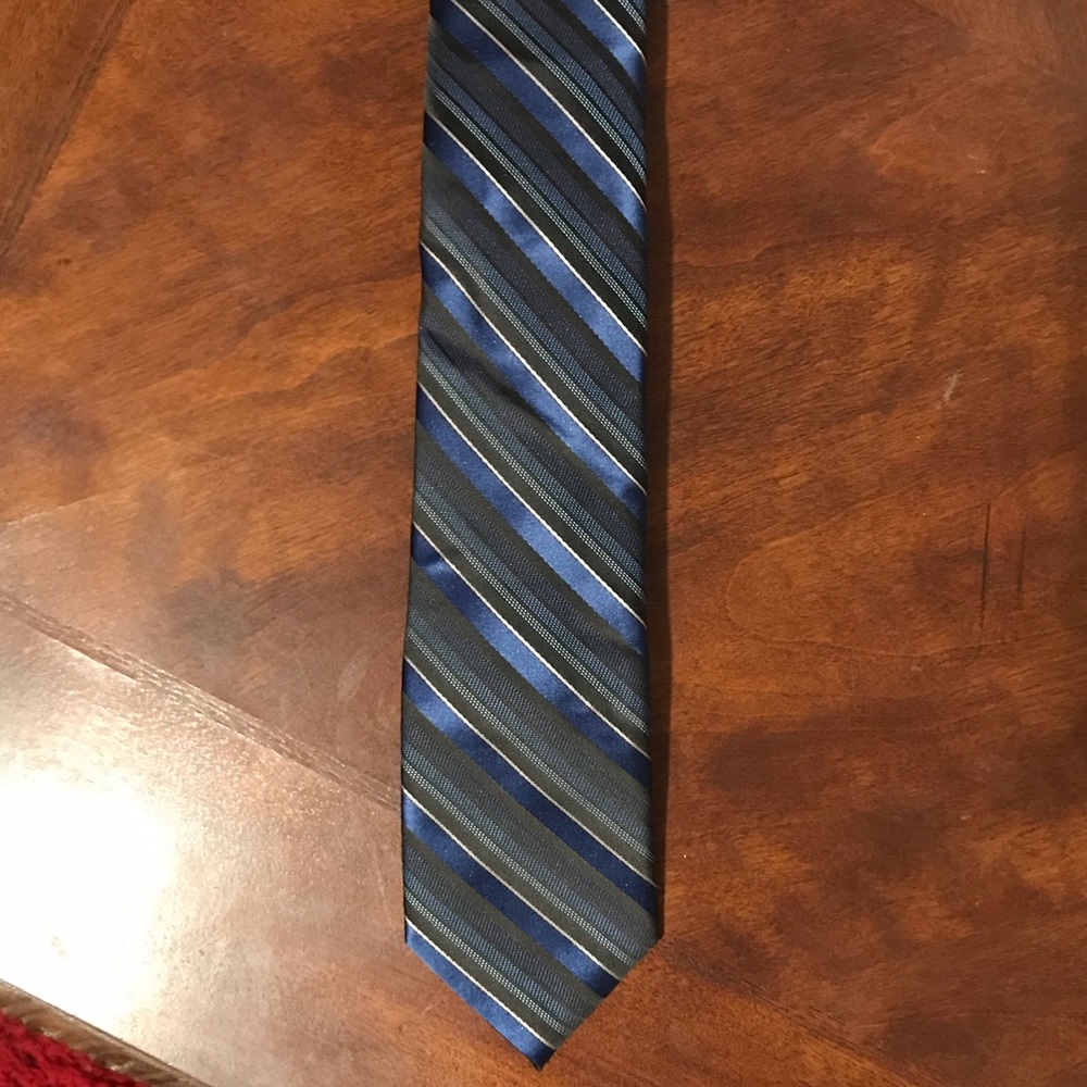 Apt 9 Tie